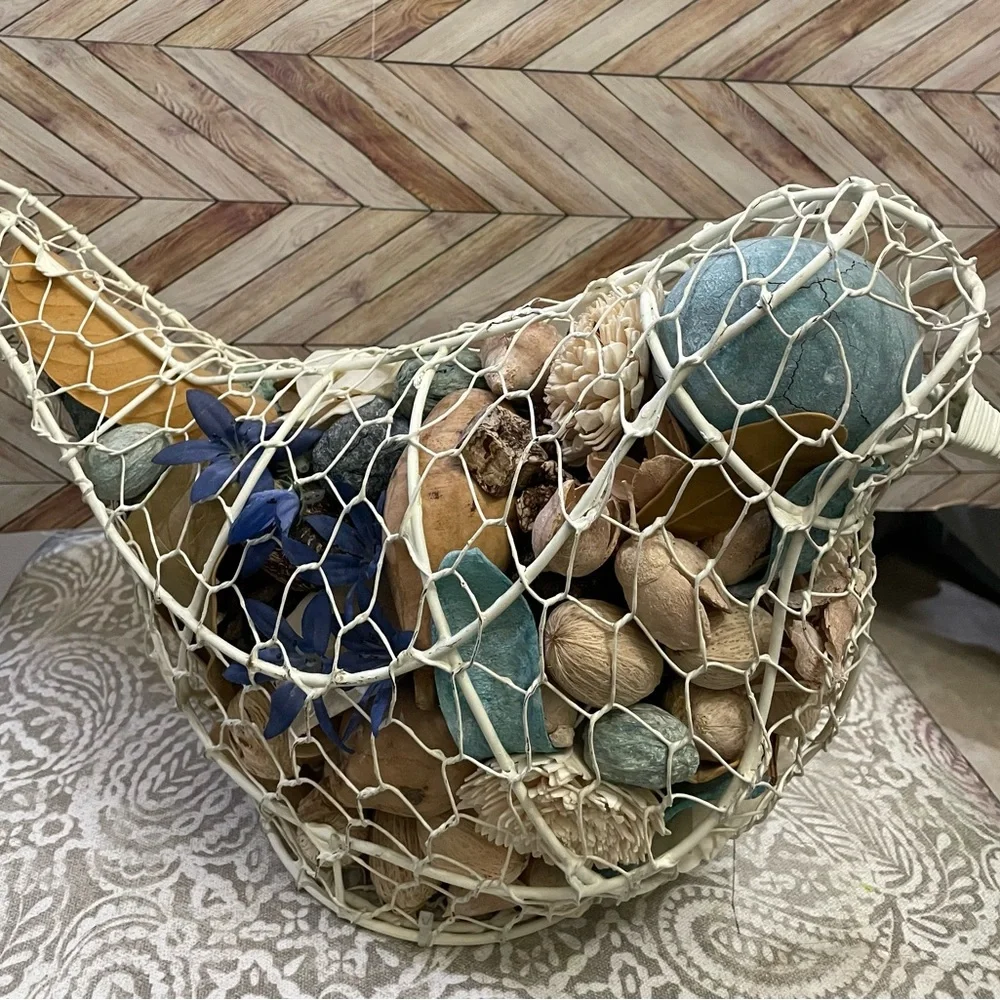 Bird potpourri holder, chicken, wire basket.‎ 15x10x7.